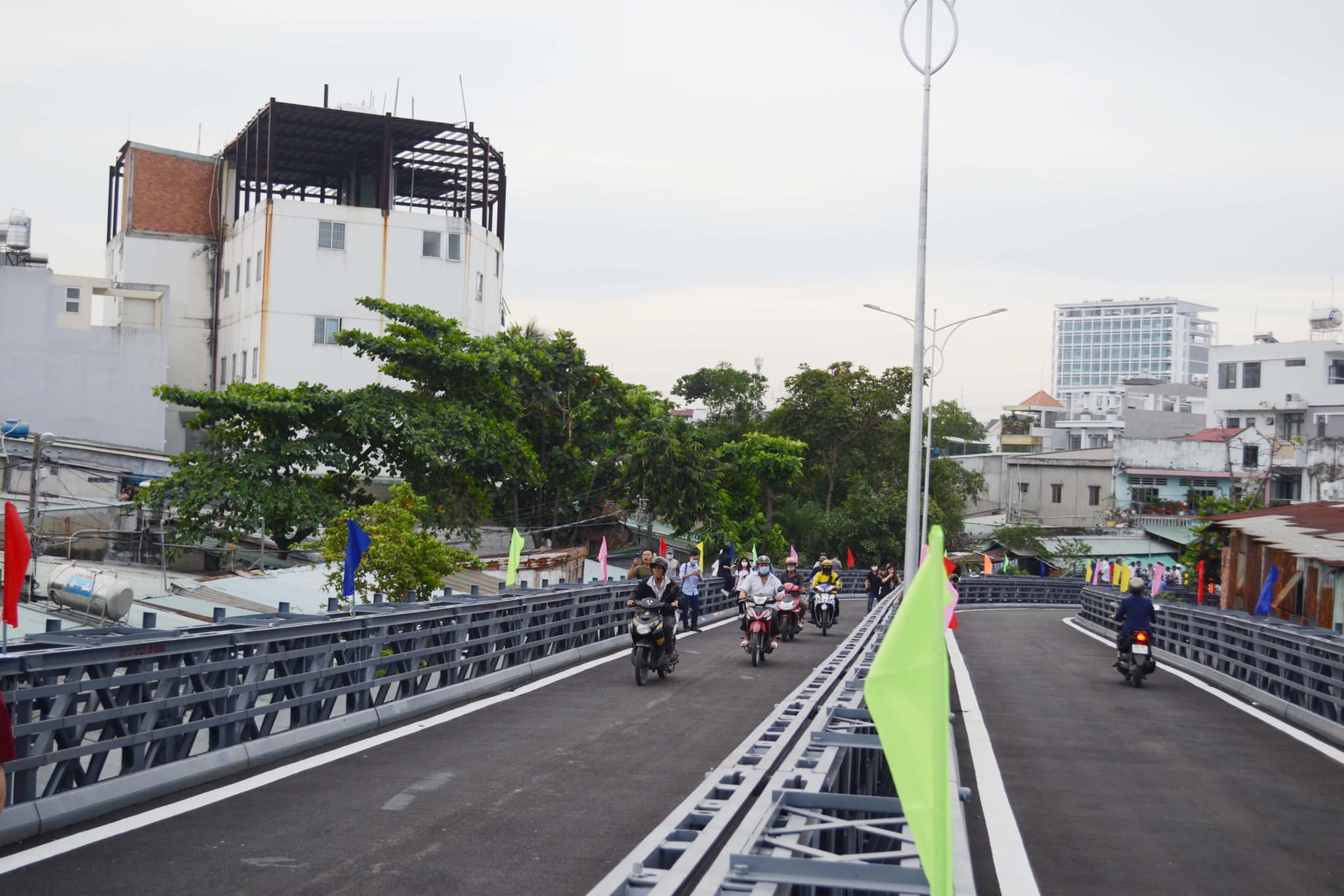 Người Sài Gòn reo hò khi hết lụy phà (Thông xe cầu thép An Phú Đông)